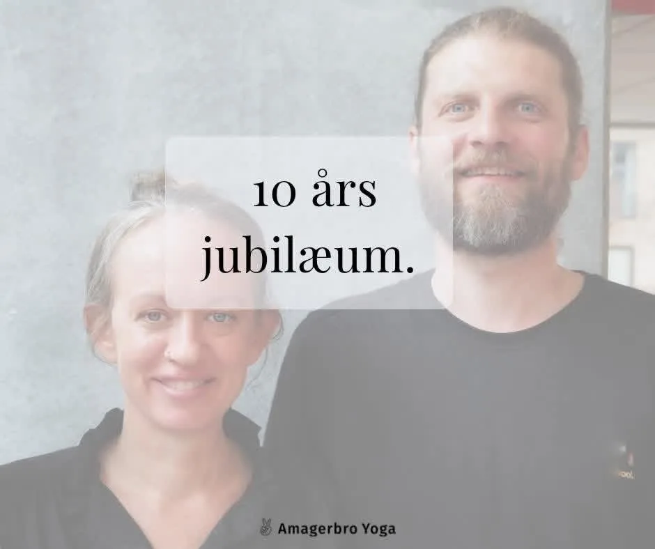 Cathrine og Jonas smiler til kameraet foran en betonvæg, med teksten 10 års jubilæum