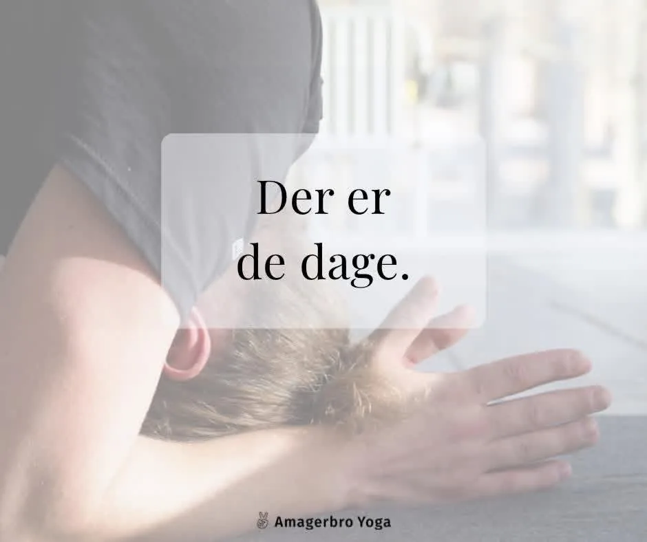 Person ligger fremoverbøjet på en yogamåtte med hovedet nede og armene strakt frem
