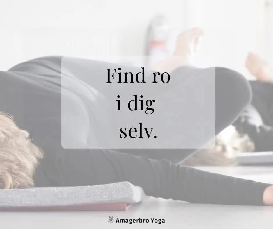 En person ligger afslappet på gulvet med benene op ad en yogamåtte, i bløde og lyse omgivelser
