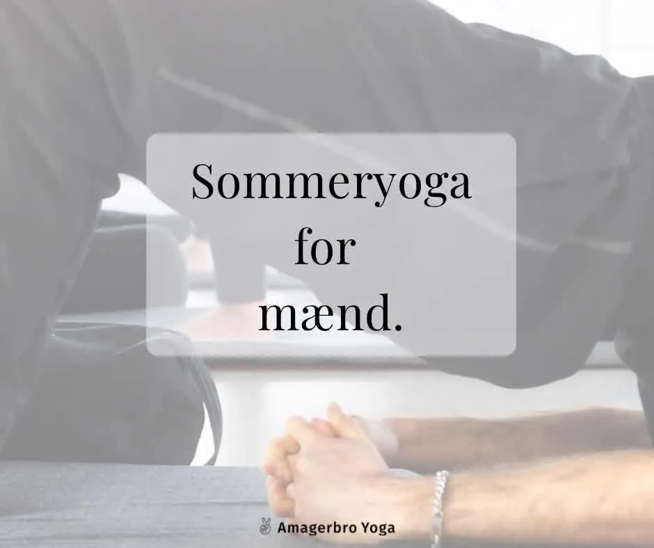 Foldede hænder og afslappede arme på yogamåtter, mens der ventes i ro