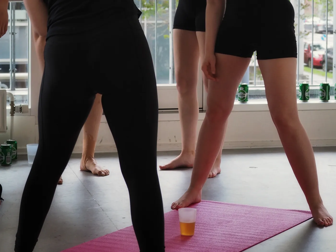 Deltagere danser og griner til drinksyoga