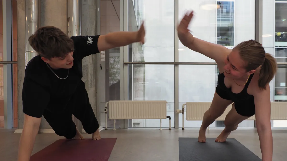 To unge til ølyoga-event hos Amagerbro Yoga